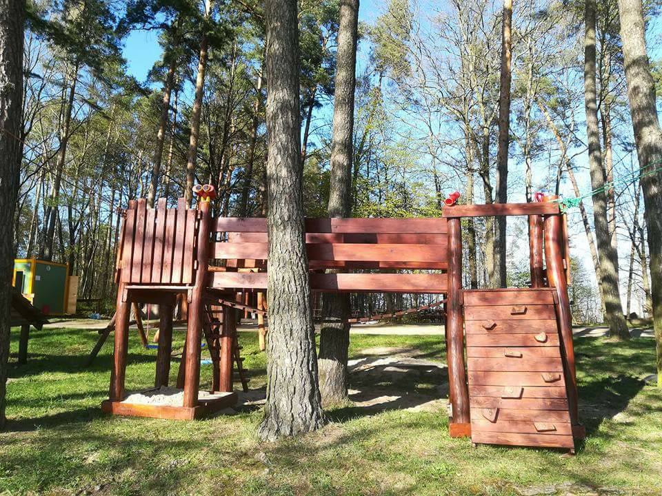 Drewniany plac zabaw na terenie obiektu